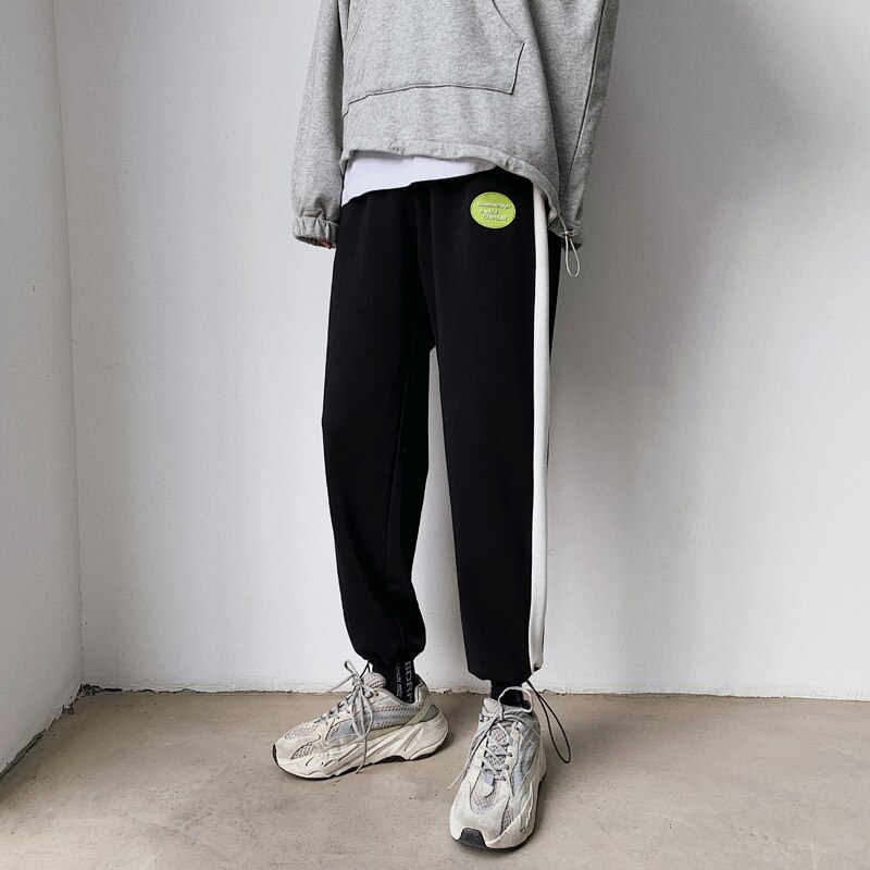 Verkkarit miesten hittivärit rento lenkkeilyhousut miesten katuvaatteet villi löysät hip hop suorat housut miesten verryttelyhousut: L / Musta