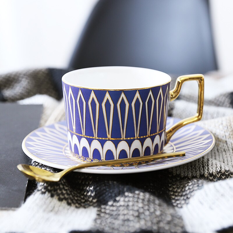 Taza de café de cerámica de lujo británico, juego de taza y platillo de café pequeño europeo para el hogar, té de la tarde, exquisita taza, cuchara y plato LB523: color3