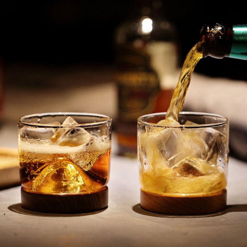 Hjemmekjøkken whiskyglass fjell trebunn vin gjennomsiktig glasskopp til whisky vin vodka bar klubb