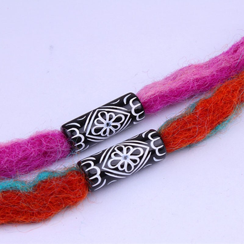 10 stk svart akryl viking hår flette dread skjegg dreadlock perler mansjetter 6mm indre hull hvite utskårne blomster hårtilbehør