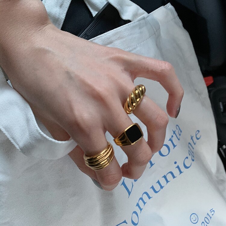 HUANZHI Neue Korea Einfache Unregelmäßige Geometrische Verdrehte Quadrat Schwarz Zirkon klobig Gold Metall Ring für Frauen Männer Partei Schmuck