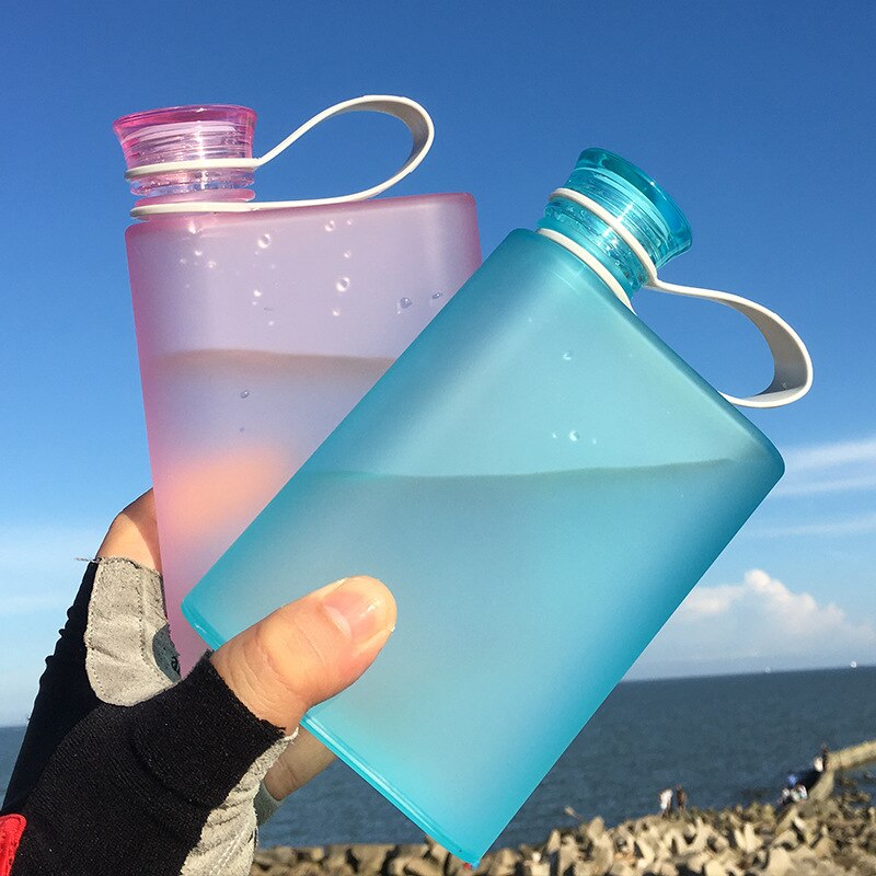Frostat platt vattenflaska plast bärbar resmugg smal drickvattencykel cykel utomhus sportvattenflaska 400ml