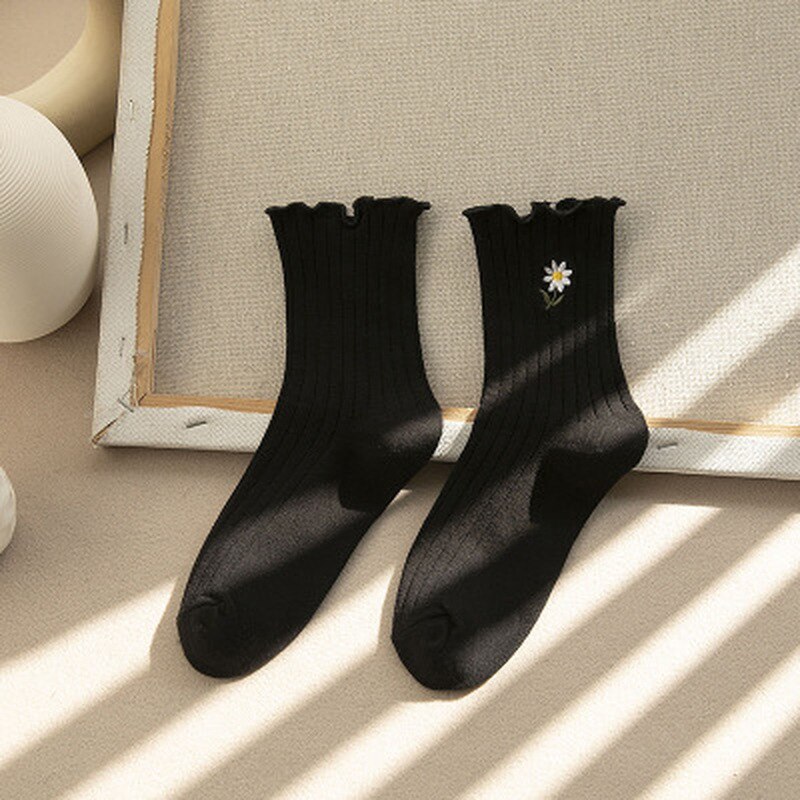 Femmes chaussettes Streetwear petites pâquerettes broder chaussettes mignonnes femmes japonais coréen Harajuku Style Kawaii chaussettes pour dames: Black