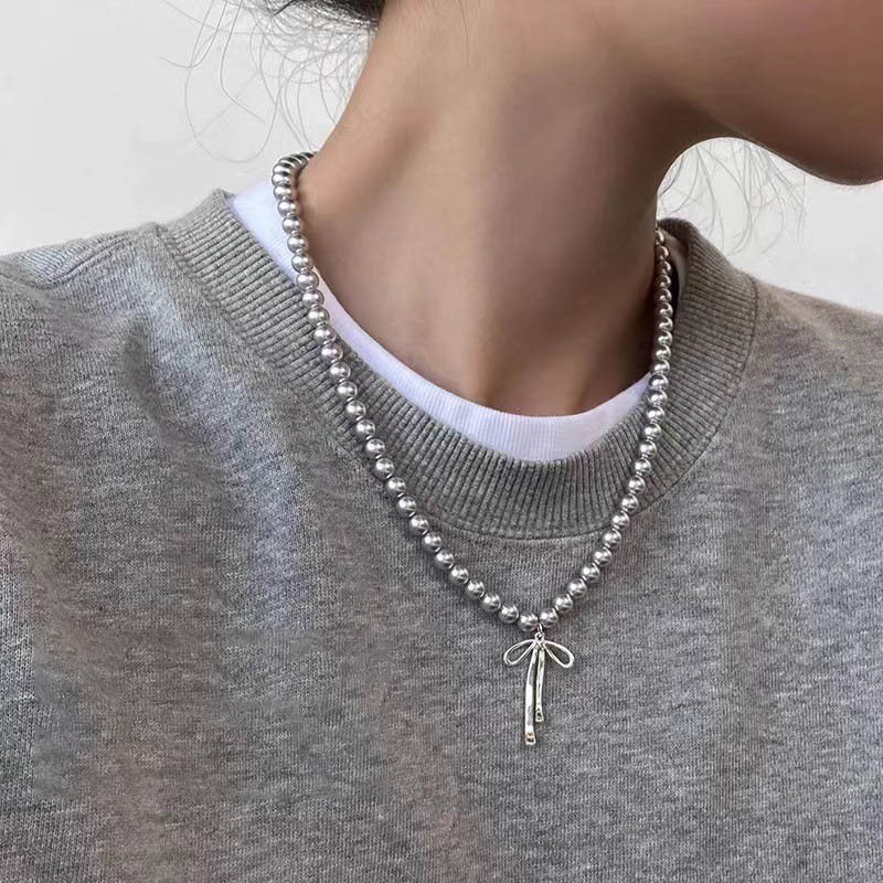 Collana con ciondolo papillon con perla imitazione grigia alla moda per donna impostato di gioielli di tendenza con orecchini a forma di fiocco fatti a mano semplici