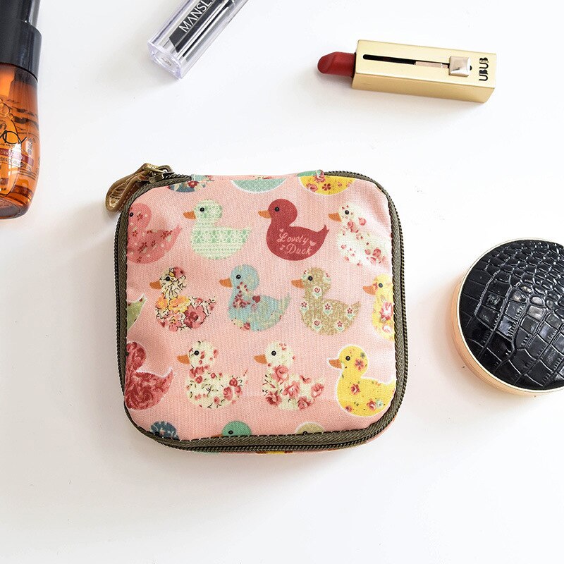 Kvinders hygiejnebind kosmetikpose opbevaringspose stor kapacitet rejse sød enkel japansk sanitets lynlås taske arrangør: Lyserød ælling