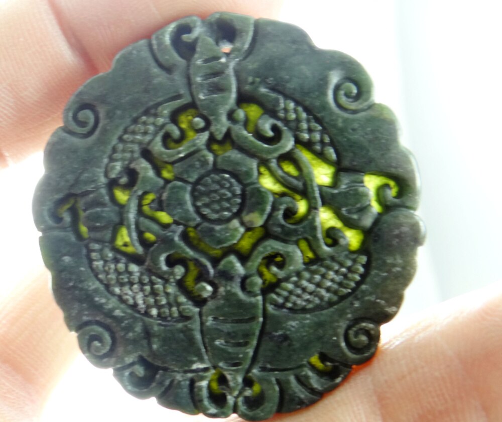 45*45Wholesale natural Chinese black green stone hand-carved statue of bee flower amulet pendant necklace Jewelry Making