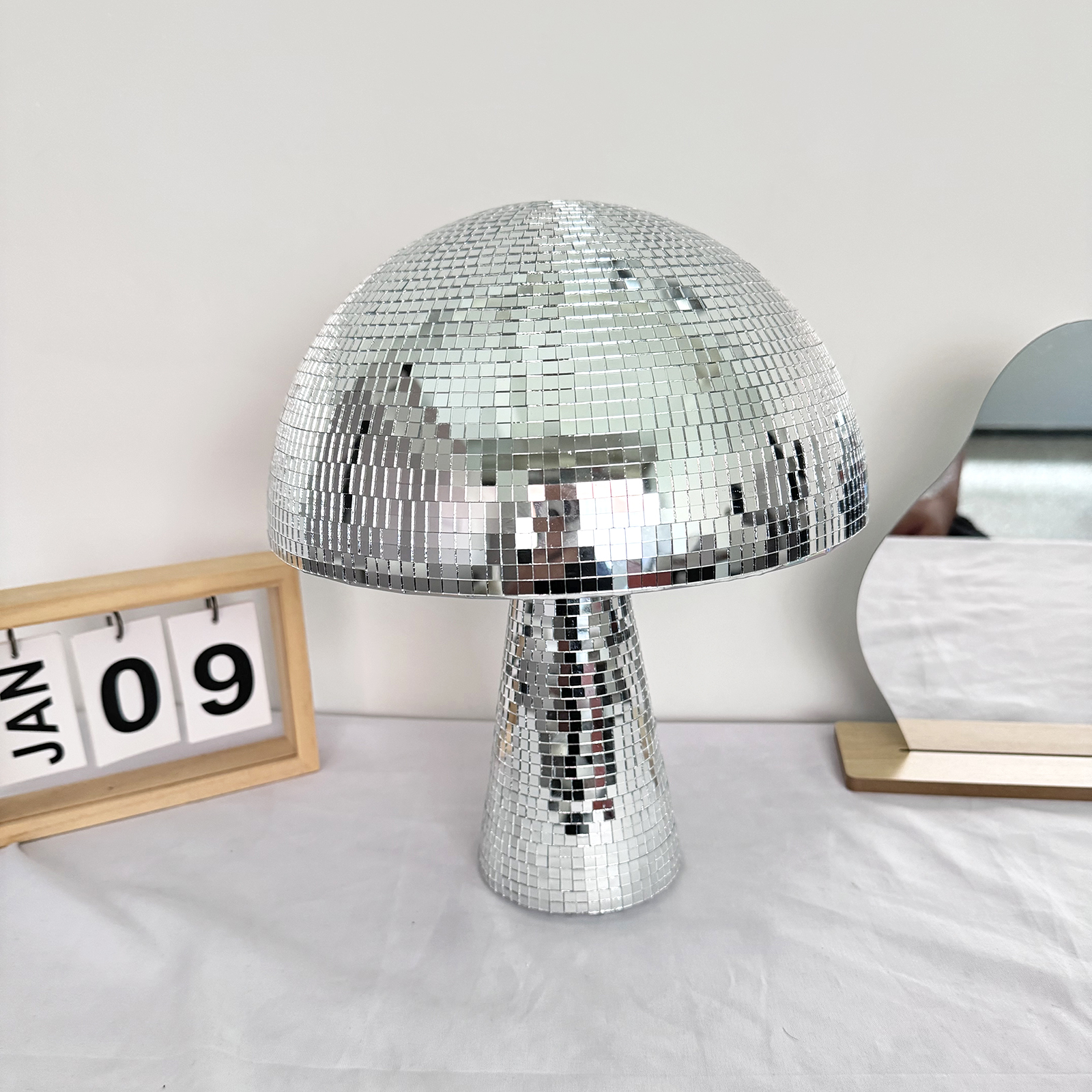 Bola de espejo de discoteca con forma de seta reflectante Retro, luz de DJ, decoración moderna para el hogar, esculturas y figuras para en casa de graduación y sala de fiestas: 4XL / Gris claro