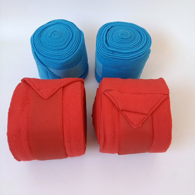 Los caballos son equipados con mallas de caballo, mallas de caballo, ganchos de caballo, protectores de muñeca, protectores de piernas, correas de caballo, protectores de piernas