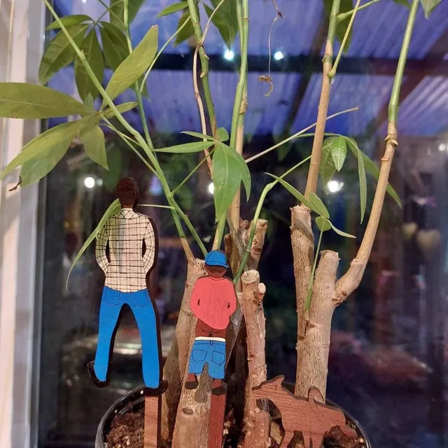 Leuke ingemaakte houten minikaart vader zoon hond tuin huis bloempot decoratie tuindecoratie