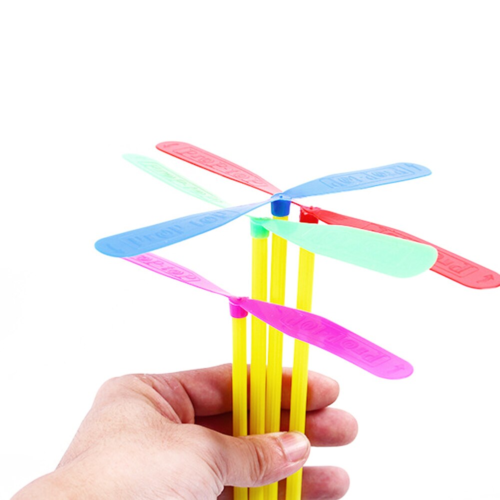100Pcs Plastic Bamboe Libelle Vorm Hand Push Vliegende Propeller Outdoor Sport Game Kids Toy Roterende Vliegende Pijl