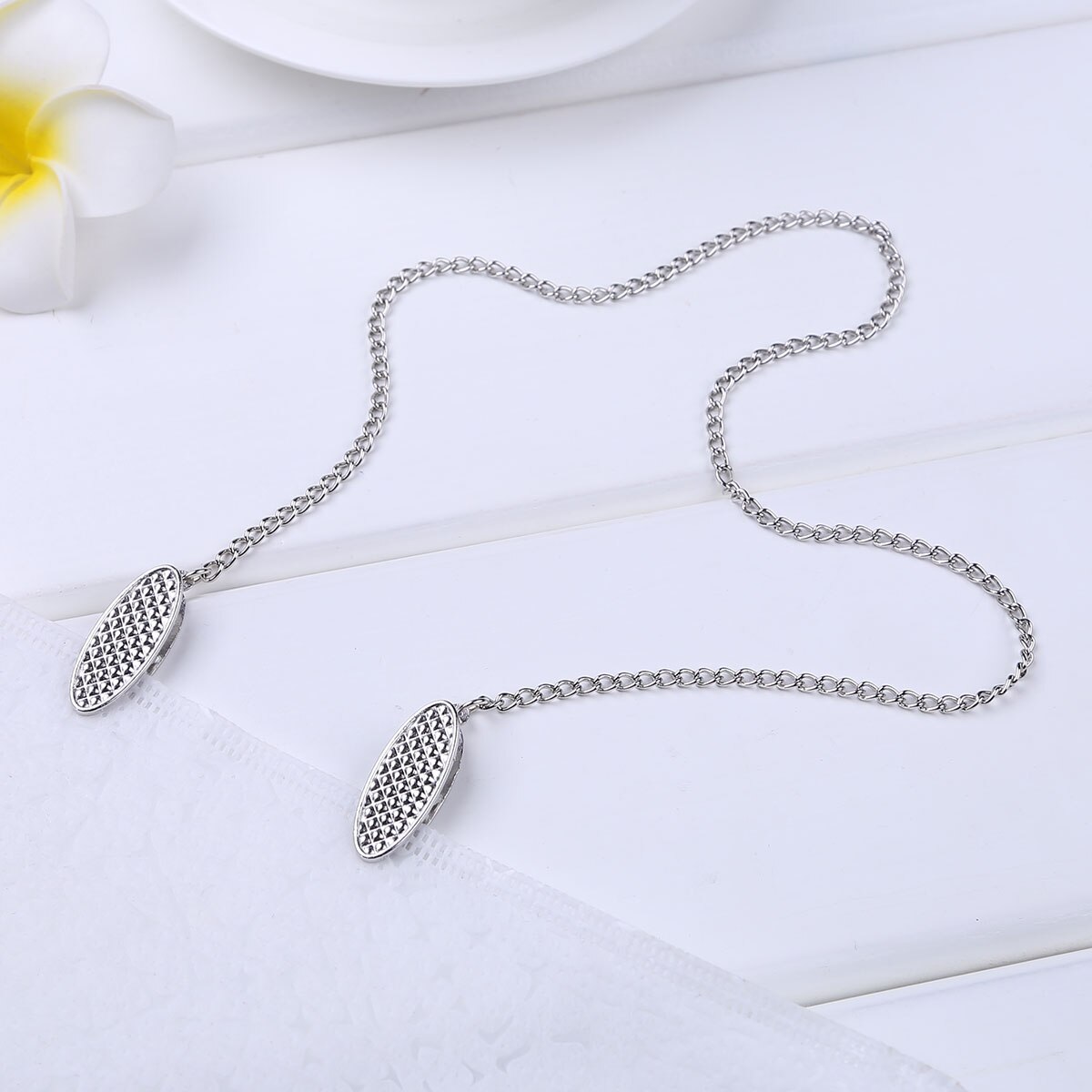 1Pc Napkin Serviette Towel Apron Bib Holder Handy Chain Metal Clip Neck Adult Napkin Securely Placed Napkin Chain Clips Holder