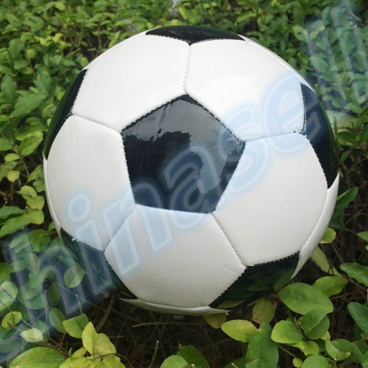 Fotobehang Zwart-wit: Voetbal in het doel net • ® - We leven om
