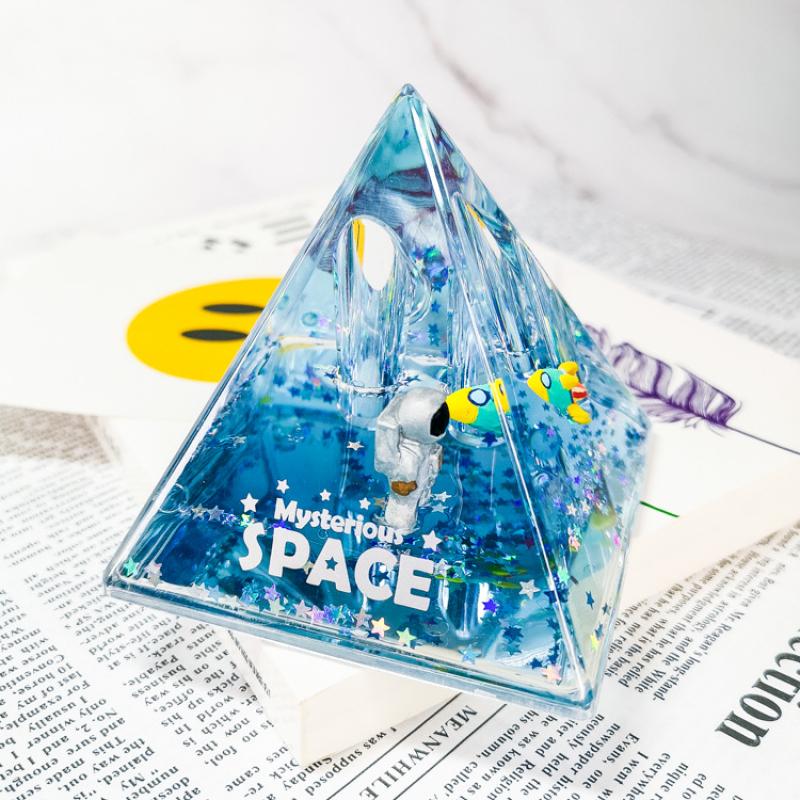 Modern simple floating liquid quicksand astronaut astronaut oil leakage paperweight pen holder TV cabinet living room decoration