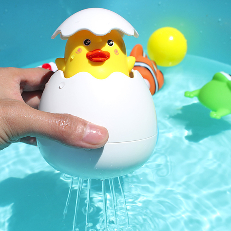 2022 Baby Bathing Toy Penguin Egg Water Spray Sprinkler Bathroom Sprinkling Shower Toy Kids Swimming Water Clockwork Toys