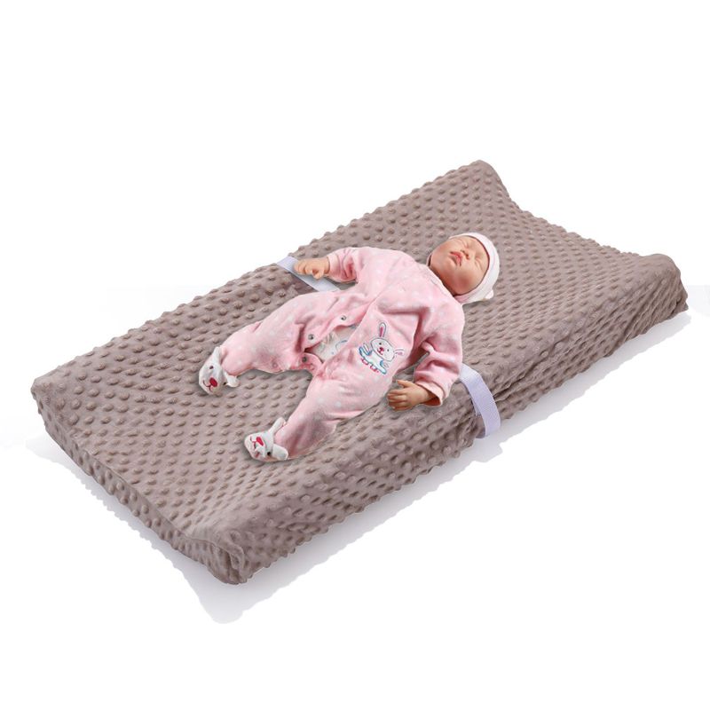 Moeder Verschoont De Luier Van Haar Baby Stock Afbeelding - Image of