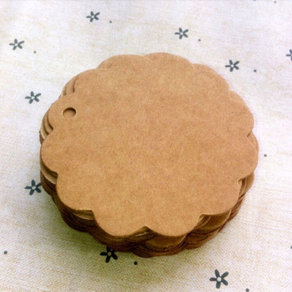 100 st 6 x 6cm gör själv gör runda spetsformade kraftpappersetiketter stammat prismärken taggar för bröllopsdekorationskort 3 färger