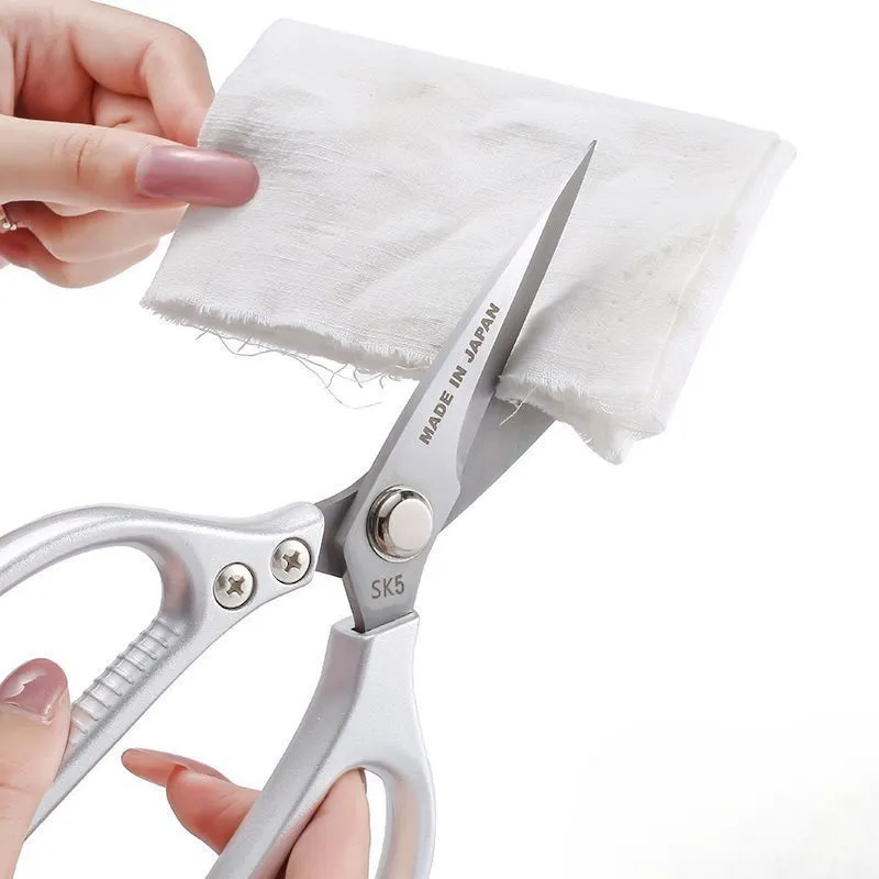 8.5-inch stainless steel scissors with plastic handles，Screws are made of iron