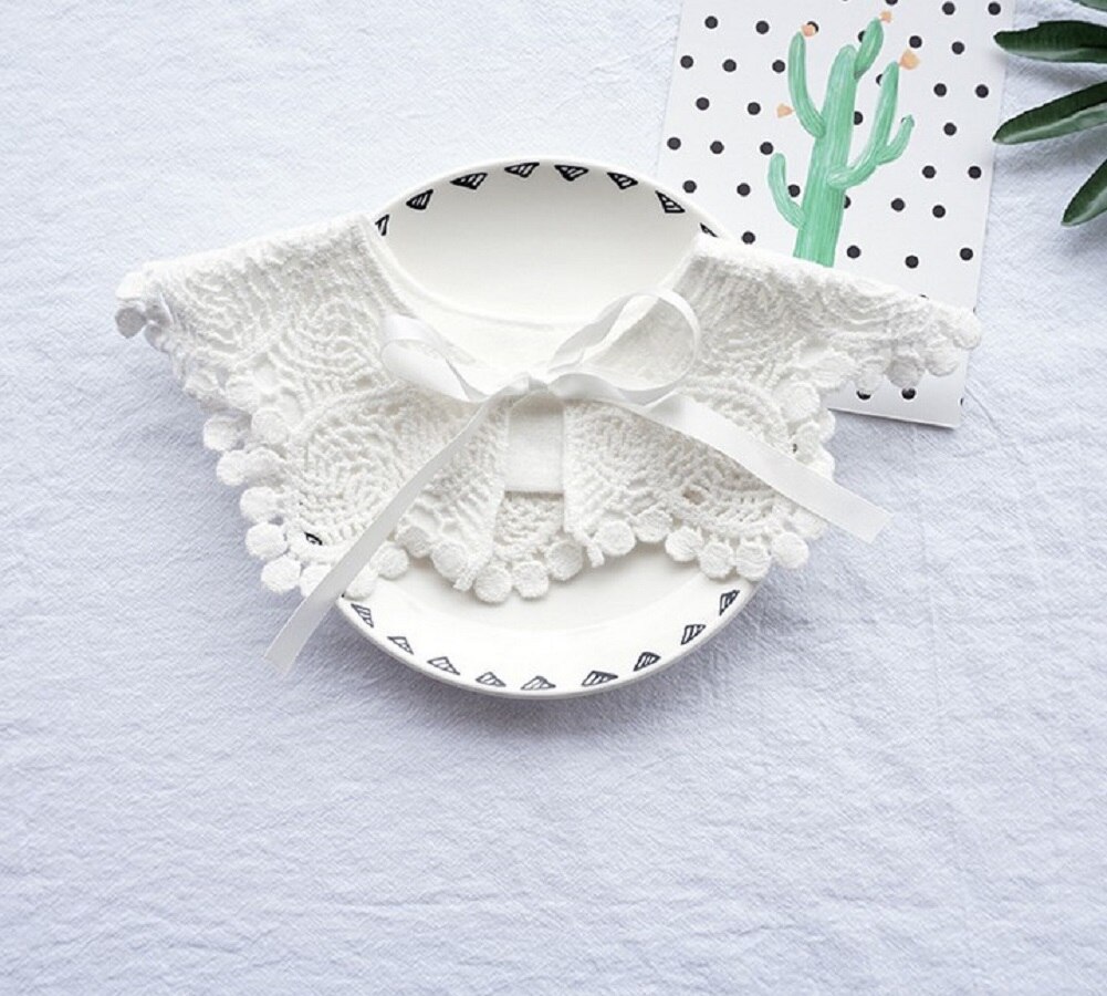 Baby Infant Spitze Bib Schöne Gefälschte Kragen Blume Bib Retro Speichel Handtuch Runde Baby Bib Baumwolle Spitze Gefälschte kragen Bib: B1