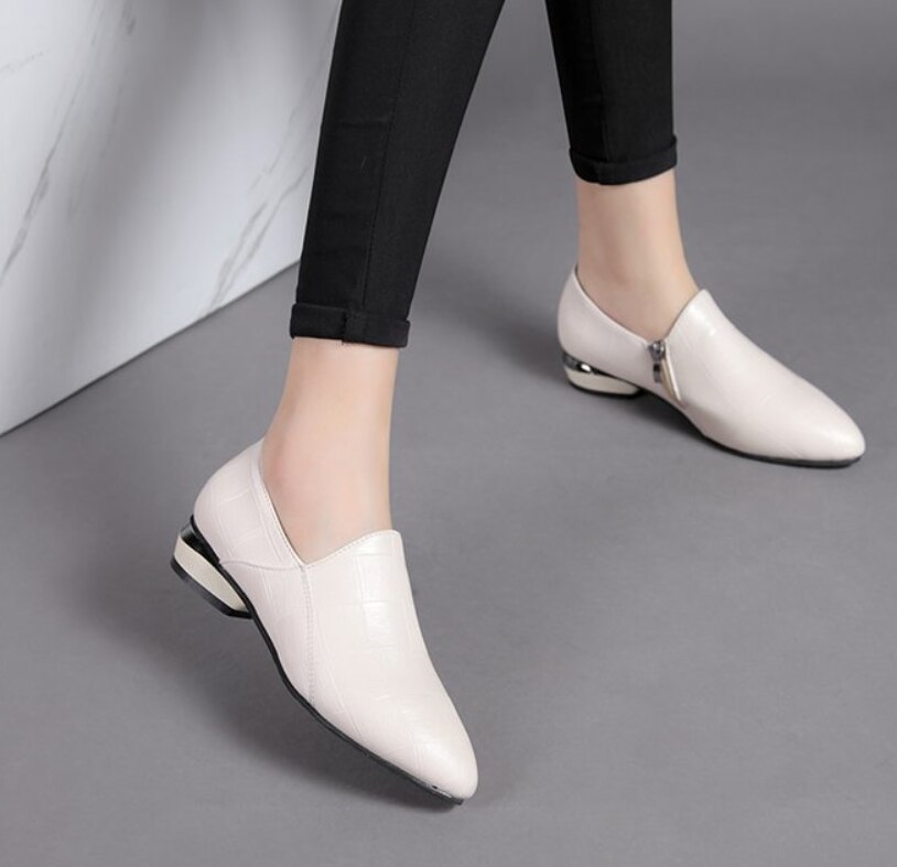 Våren kvinna spetsiga tå skor ledig slip on flats klassiska kvinnliga rutigt pu läder loafers dam skor