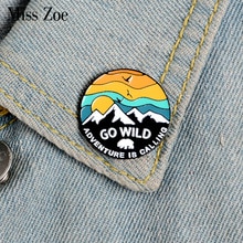 WILDE GAAN Emaille Pin Custom Adventure is Bellen Broches Rugzak Kleding Revers Pin Outdoor Badge Sieraden Cadeau voor Kinderen Vrienden
