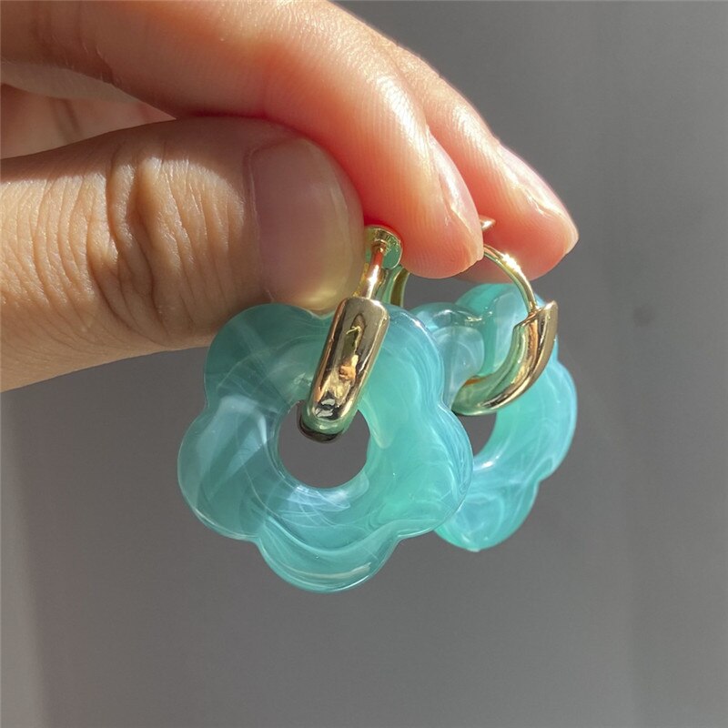 Retro Daisy Flower Resin Earrings Minimal Jewelry Neon Hollow Flower Blossom Acrylic Hoop Earrings Flower-shaped Resin Acetate: blue