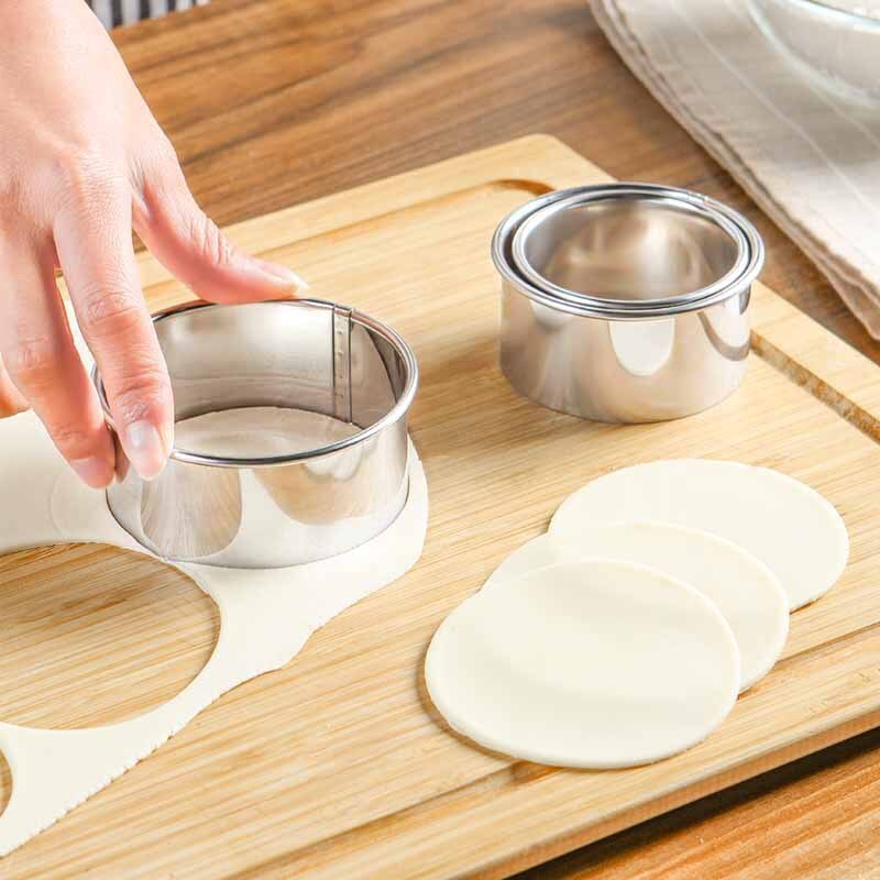 Three-piece large, medium and small stainless steel round flower shaped dumpling skin kitchen gadget cutting