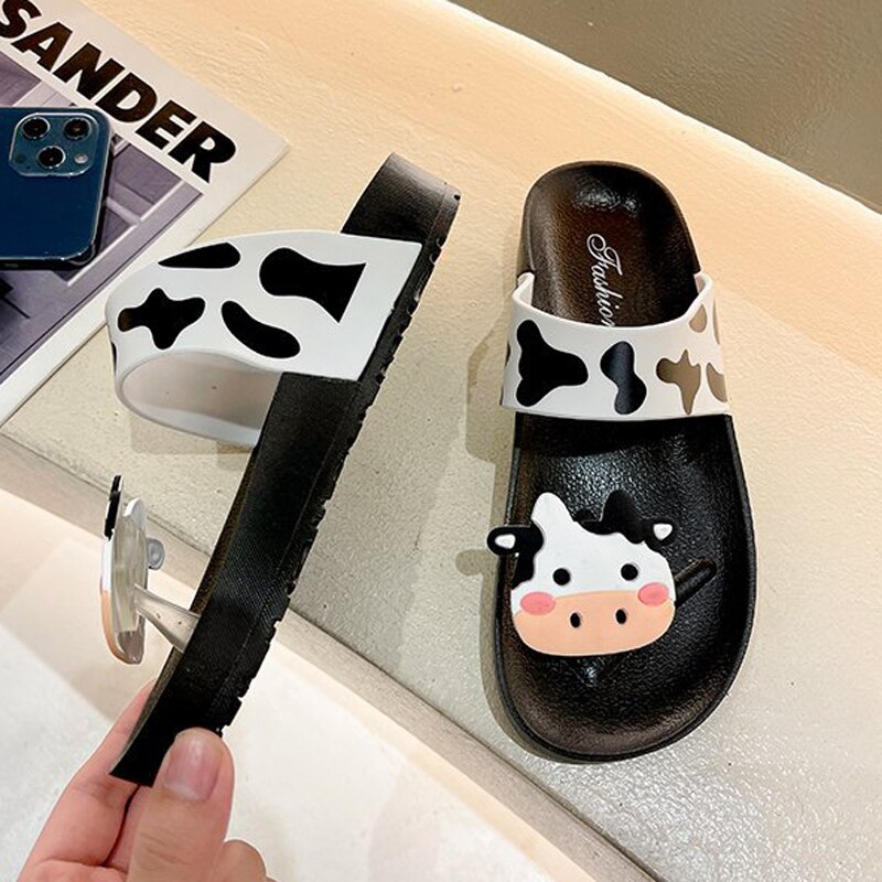 Chanclas de dibujos animados de vaca para mujer, zapatillas de Interior para el baño, sandalias de playa para la playa, zapatos de verano, zapatillas de Tanga, zapatos para exteriores
