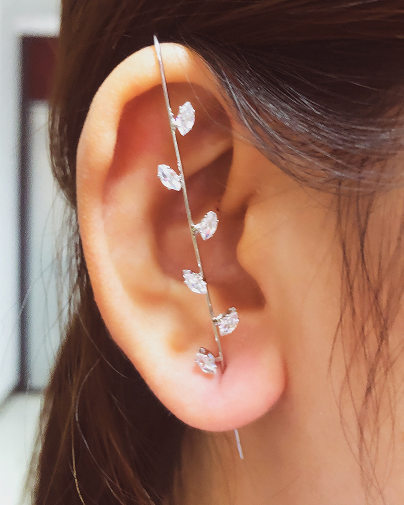 Nuevos pendientes de gancho sobre orugas con aguja para oreja para mujer, pendientes de perforación de circonio con incrustaciones de cobre Diagonal de aurícula envolvente/1 ud.: Chapado en platino