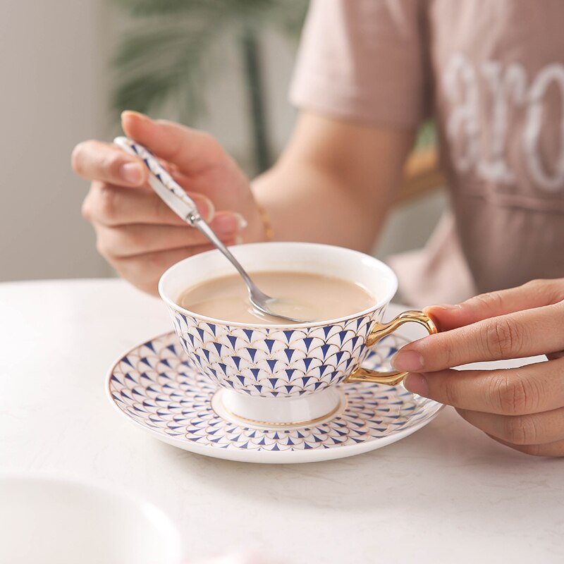 Licht luxe goud bone porslin koffiekoppen svart thee cup europeisk keramisk kopje kaffe platta eftermiddagste låda