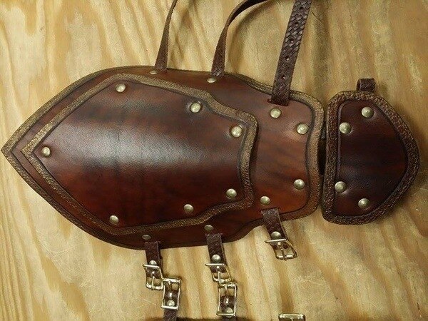Aikuinen keskiaikainen taistelu soturi larppi ritari käsivarsi ranteen side nahka haarniska kiinnike niitti steampunk jousimies käsineasu