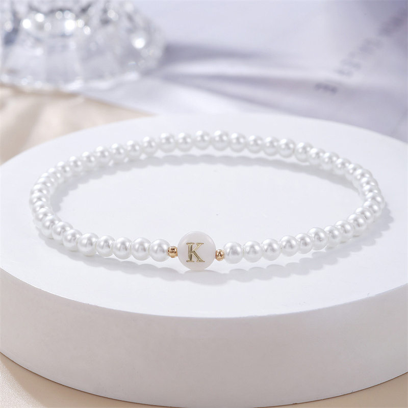 Armbånd med initialer af az til kvinder, trendy hvide perler, rundt vedhæng, elastiske armbånd, smykker, perlemor-charme, pulsera: Guldfarve