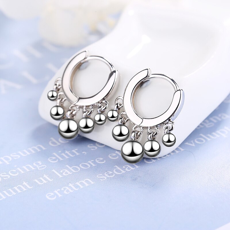 Simples bohemia hoop brincos pequeno minimalista huggie brinco parafuso prisioneiro estrela bola brincos para as mulheres encantador orelha jóias quente: Beads White