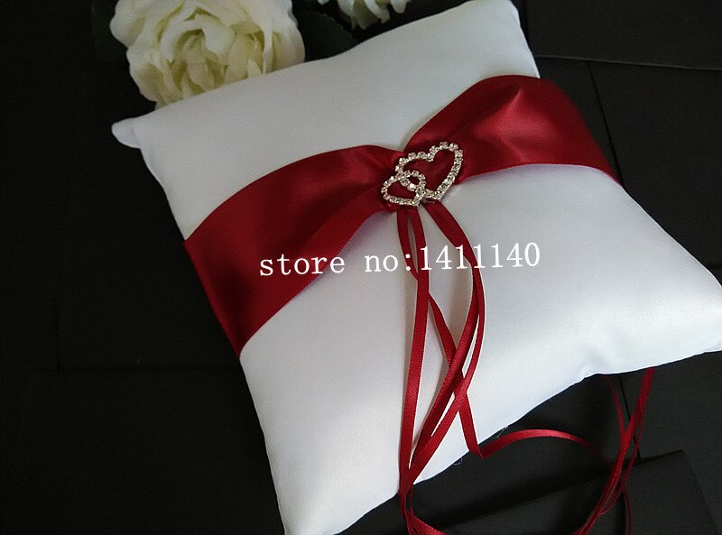 Dubbel diamant hjärta vigselring kudde dekorerad med rött band bröllop favörer