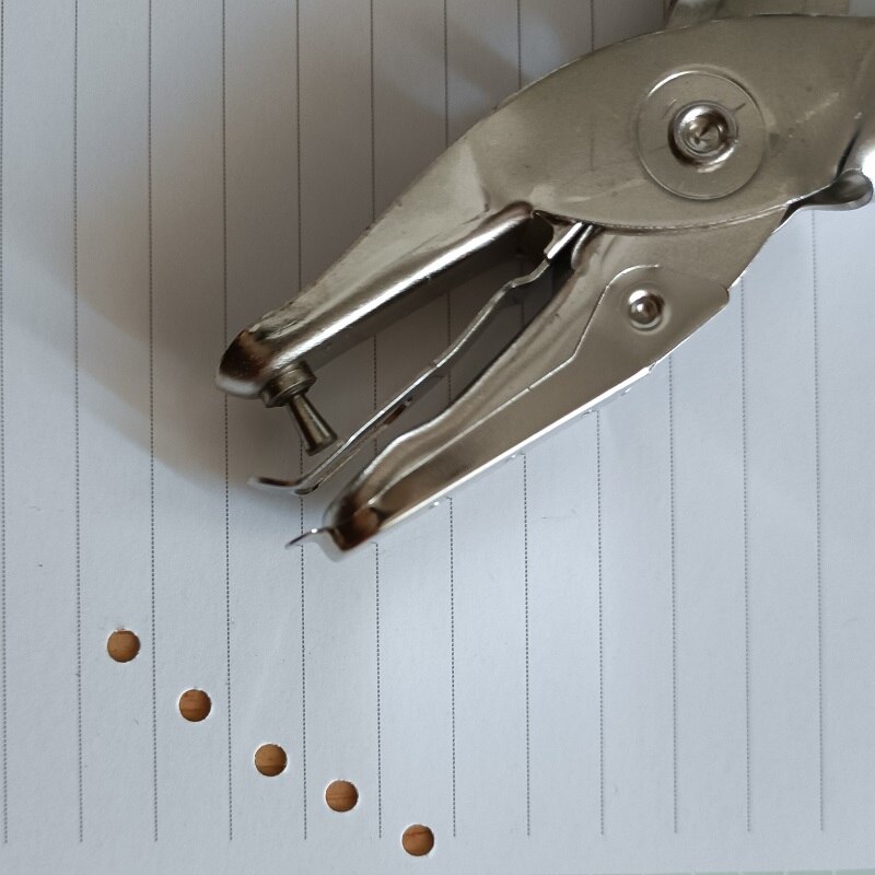 1/8 Inch Hole Punch Simple Manual Hand Punch; 6 Sheet Punch Capacity School Stationery No.97C3