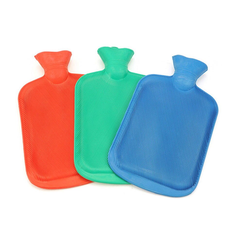 Bærbar varmepose vintervarmer skrue naturgummi gummi vandindsprøjtning 2 liters vandpose tilfældig farve