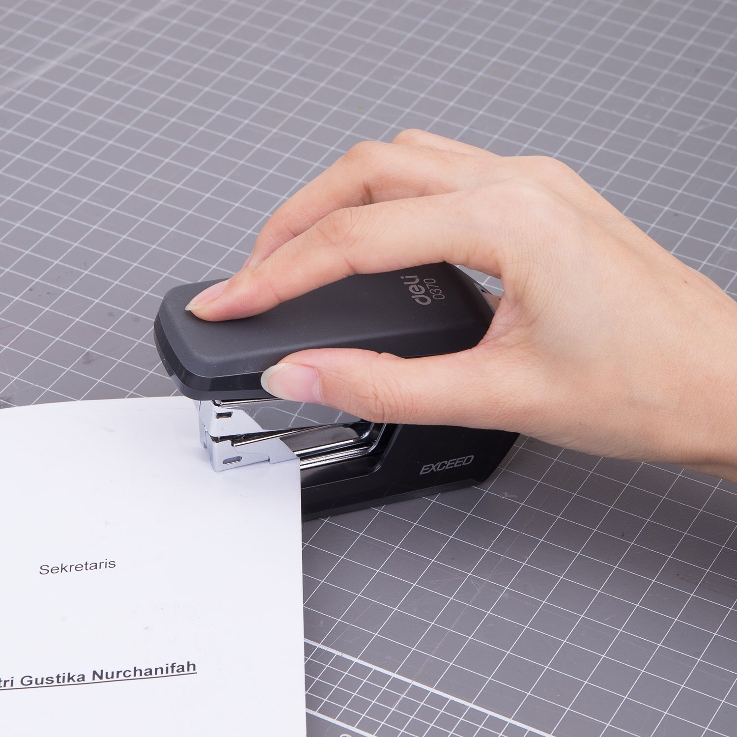 DELI 0370 Effortless Stapler 25 Sheets staple Power saving paper stapling machine desktop School Office Supplies stationery