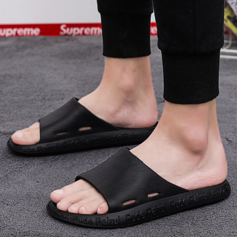 Zapatillas frescas de verano para hombre, Zapatillas de casa familiares para interiores, zapatillas de baño negras antideslizantes para hombres, ligeras, resistentes al desgaste