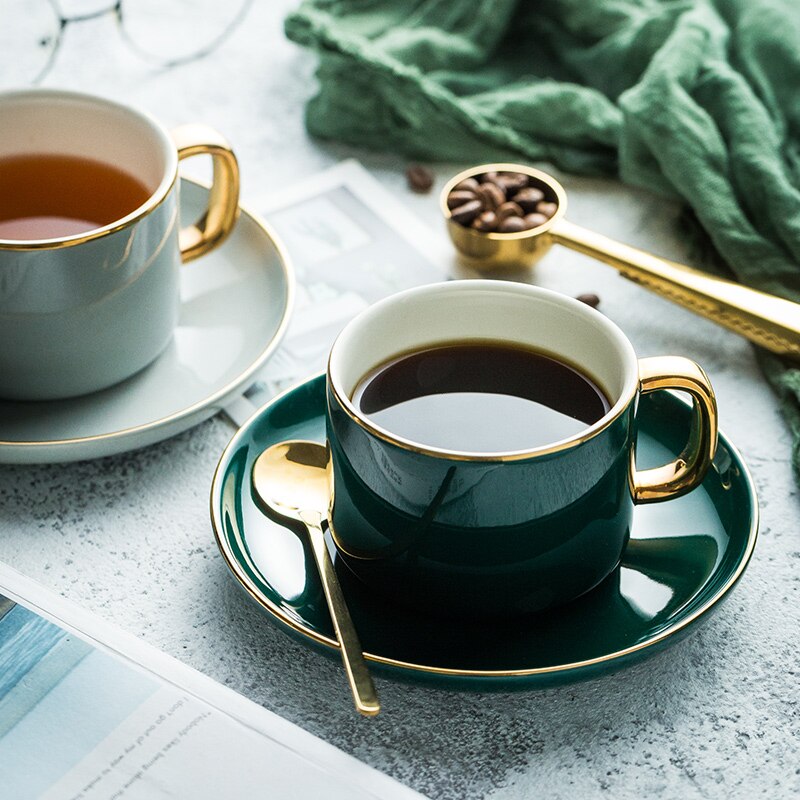 Xícara de café, copo de café europeu, xícara de chá, xícara de água. Copo de café cerâmico, prato, colher, um conjunto.