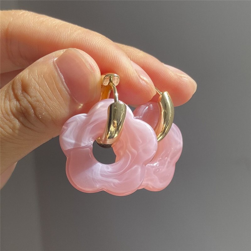 Retro Daisy Flower Resin Earrings Minimal Jewelry Neon Hollow Flower Blossom Acrylic Hoop Earrings Flower-shaped Resin Acetate: pink