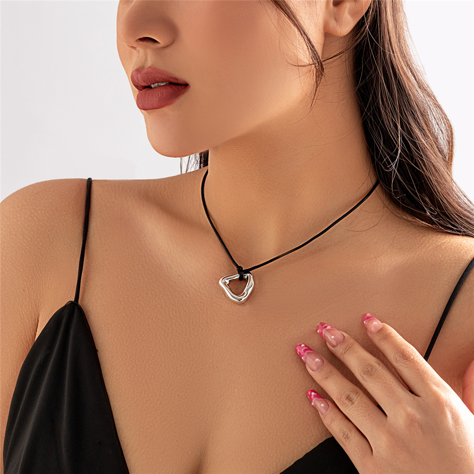 Ingemark-collar de cadena de cordón de cera trenzada de cuero negro Vintage para mujer, Gargantilla con colgante de corazón de amor calado gótico, joyería Y2k nueva