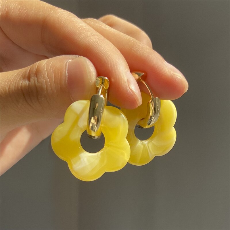 Retro Daisy Flower Resin Earrings Minimal Jewelry Neon Hollow Flower Blossom Acrylic Hoop Earrings Flower-shaped Resin Acetate: yellow