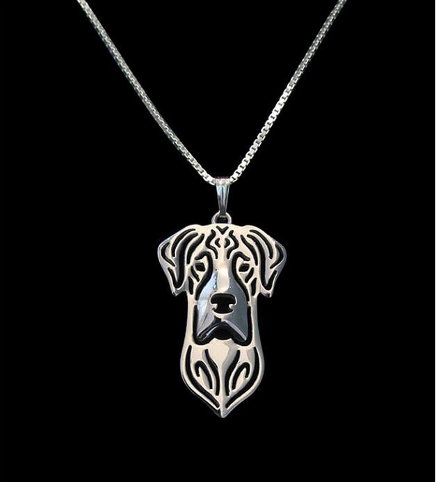 Handgefertigte halskette mit anhänger in form einer deutschen dogge mit natürlichen ohren – ein choker für damen, ein schmuckstück für hundeliebhaber.