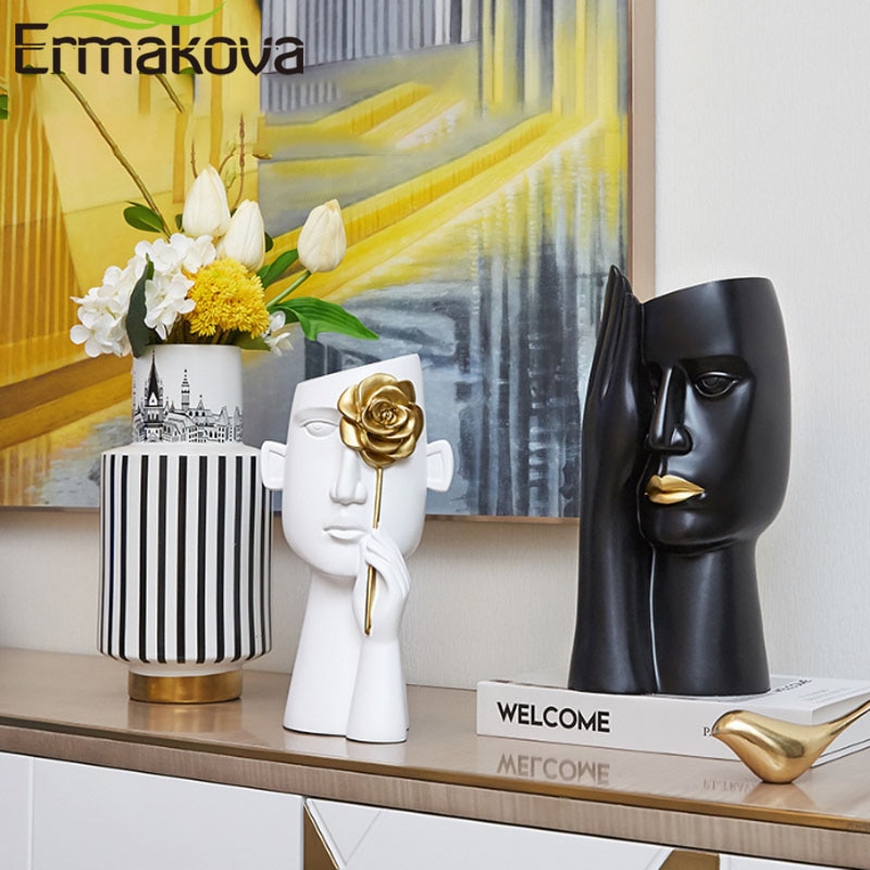 Ermakova minimalistisk portræt vaser harpiks skulptur sort menneskehoved vase gryde kontorbord blomsterarrangement boligindretning.