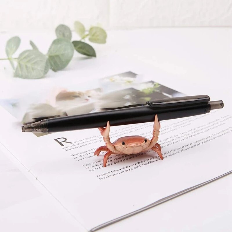 1PCS Japanese Cute Crab Pen Holder Lovely Weightlifting Crabs Penholder Bracket Storage Rack Funny Stationery