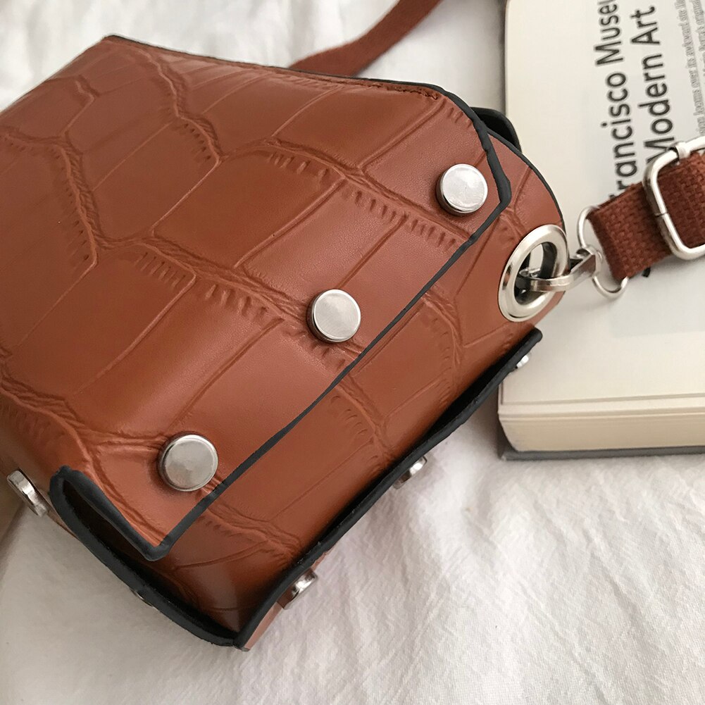 Mini liten fyrkantig väska sommar pu läder handväska dam dam pu läder retro nit handväska