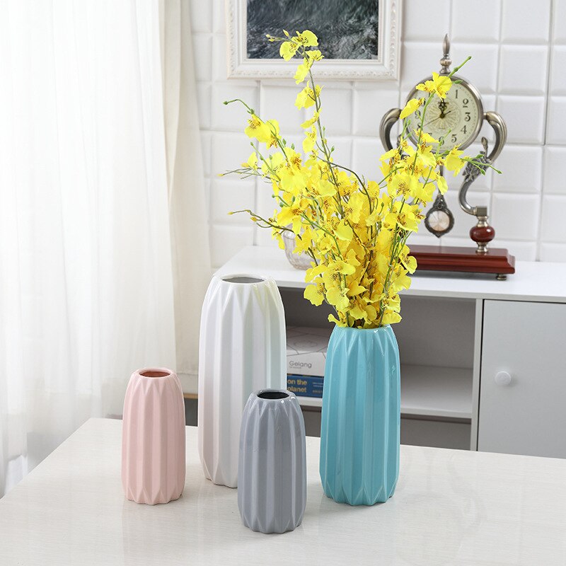 Moderne enkel origami keramikkvase farget pulver grå blå gul hvit store, mellomstore og små blomsteroppsatser