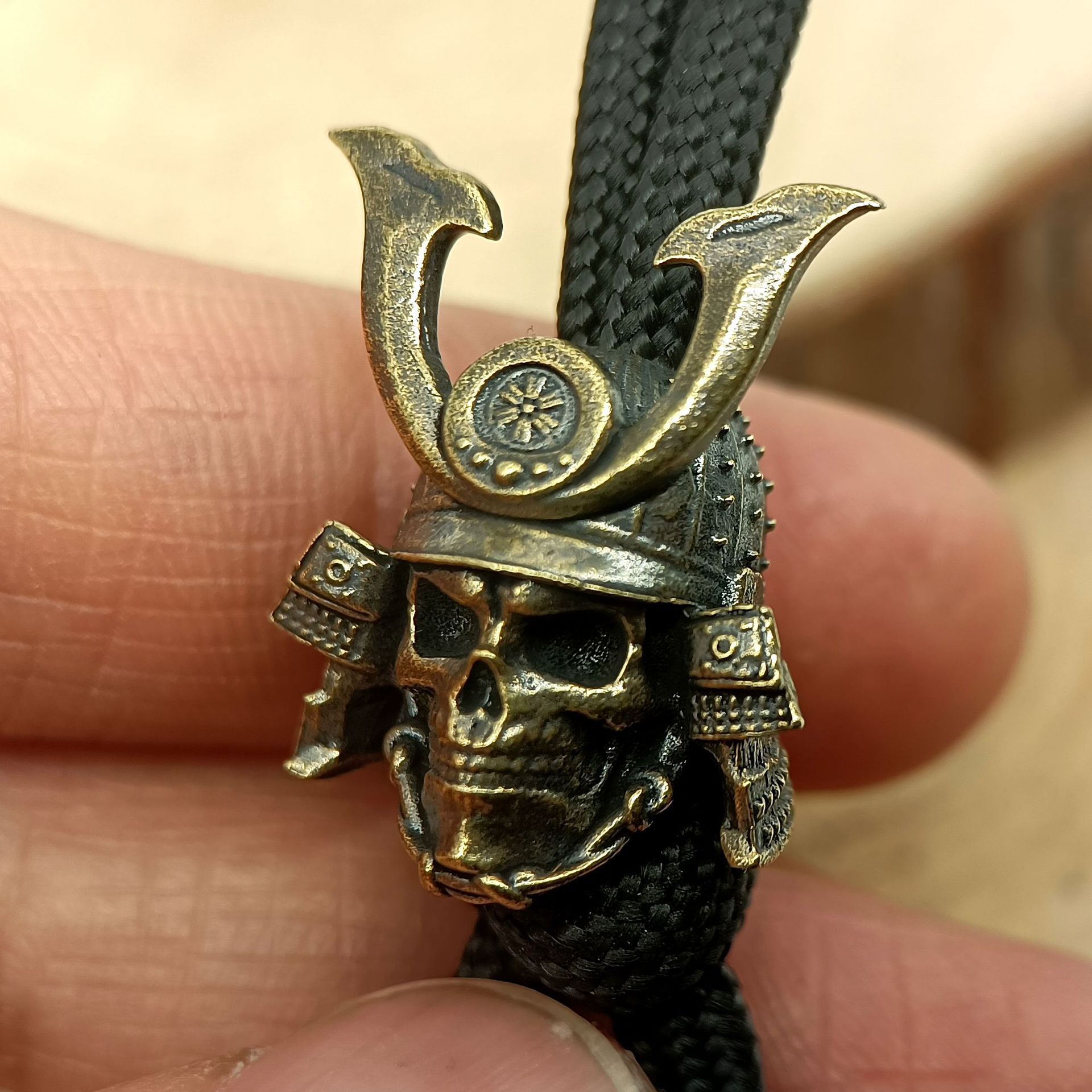 Contas de Latão com Design de Cabeça de Caveira de Samurai para Capacete, Faca, Paracord, EDC, Cordão de Faca, Pingente, Mochila, Pulseira, Colar e Chaveiro
