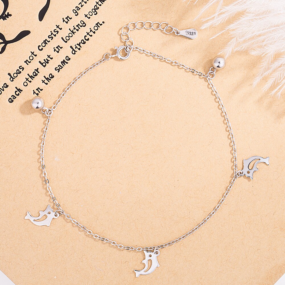 Delfin-fußkettchen mit glöckchen und kette, ideal für damen, perfekt für den sommer am strand oder barfuß. 925- reihige sterlingsilber-ketten.