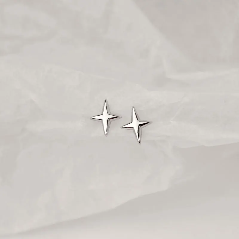 Pendientes asimétricos de estrella de cuatro puntas para mujer, aretes de tuerca de superhada, joyería Simple de Color plateado, 925: Bañado en rodio de imitación