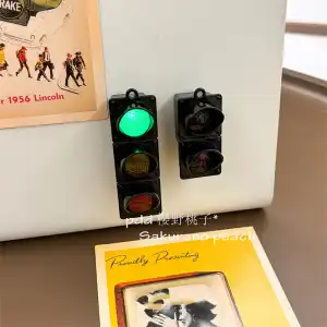 Imán de nevera con semáforo de simulación en miniatura, decoración creativa para el hogar, pegatina para puerta de refrigerador con función de iluminación: Rojo
